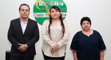 Entrega de diplomas por el Centro Universitario República de México