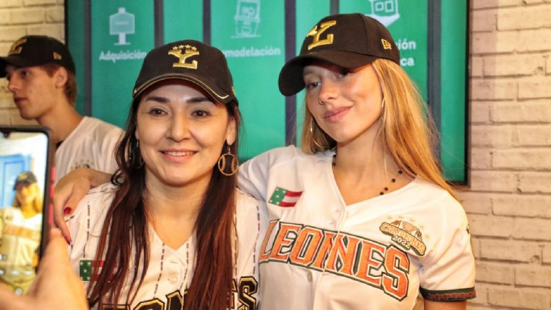 Ester Expósito y Juan Pablo Medina fueron captados en el juego de los Leones de Yucatán